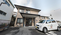 清潔でモダンな施設入口