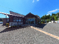 広場と建物の外観