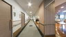 介護施設内の廊下とリビングエリア
