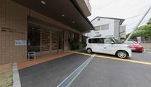 ケア施設の外観と駐車場