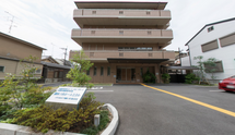 介護施設の外観と通り