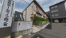介護施設外観と住宅街の風景