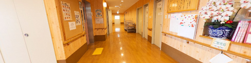 介護施設の居心地の良い廊下