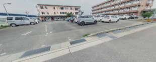 介護施設の外観とアクセス道路