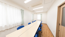 介護施設の広々とした会議室