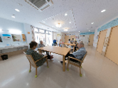 介護施設の居間と廊下の光景