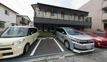 介護施設の外観と駐車スペース