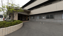 介護施設の外観と駐車場