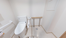 手すり付き清潔なトイレ空間