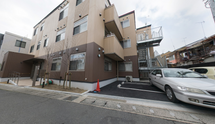住宅街の中の介護施設外観