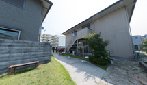 介護施設の外観と庭園