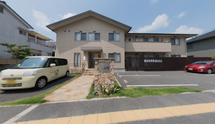 介護施設の外観と近隣の景色