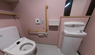 福祉用具完備の明るいトイレ空間