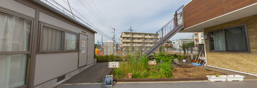 介護施設の外観と駐車場