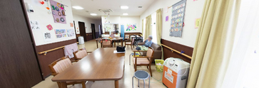 スタッフと利用者がいる介護施設