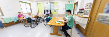 介護施設の廊下とリビング