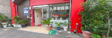 街角の介護施設の外観