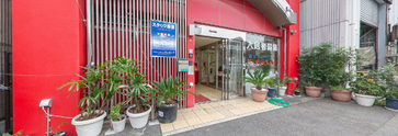 赤くモダンな建物の正面