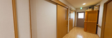 施設の廊下と部屋の扉の画像