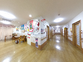 広々とした介護施設のフロア