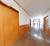 介護施設の通路と部屋