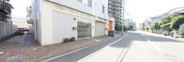 介護施設の前の清潔な街並み