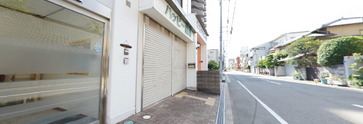 白い建物のモダンな介護施設