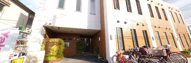 介護施設の外側と自転車置き場