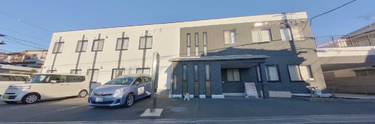 介護施設の外観と通り