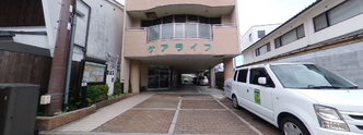 介護施設外観と通りの風景