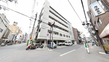 都市環境の交差点と周辺の建物