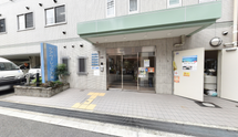 清潔で明るい介護施設のエントランス