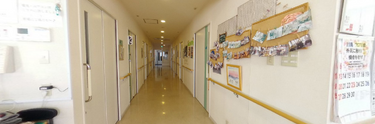 介護施設の共有スペースと通路