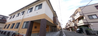 介護施設周辺の道路と住宅