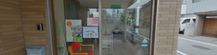 外から見える職場入口