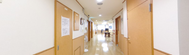 広々として清潔な施設内通路