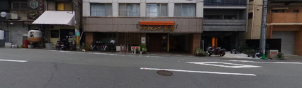 都市型の建物と交差点の光景