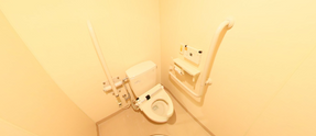 介護施設内の清潔なトイレ空間