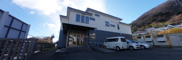 広々とした施設の駐車場付近