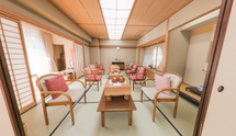 介護施設の共用スペースと和室