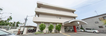 介護施設の外観と駐車場