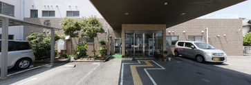 介護施設の入口と外観