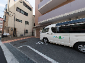 送迎車のある施設前