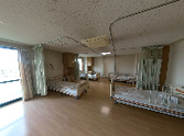 明るい多床室の居室です  