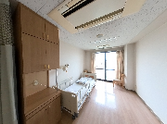明るい個室の居室です  