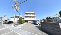 施設外観と環境の全景