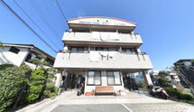 介護施設の外観と駐車場