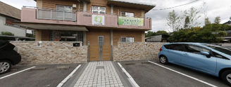 介護施設の外観と駐車場