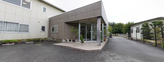介護施設の広い敷地と入口