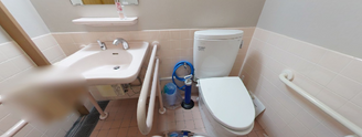 介護施設内の清潔なトイレ設備